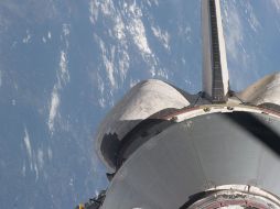 El transbordador Atlantis, con el planeta Tierra de fondo, durante el segundo día de misión en la órbita terrestre. EFE  /