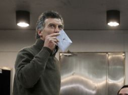 En la imagen, el acalde de Buenos Aires quien busca la reelección, Mauricio Macri, besa el sobre que contiene su voto. REUTERS  /
