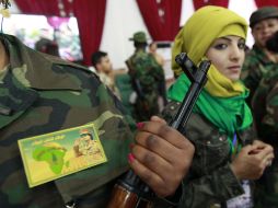 Las tropas leales a Gadhafi trabajan para defender el régimen. Las mujeres también luchan por defender a su líder. REUTERS  /