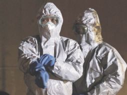 Trabajadores se encaminan a inspeccionar la inyección de nitrógeno en el reactor tres de la central de Fukushima. REUTERS  /