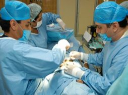 La intervención llevada a cabo por Cavadas, junto al equipo de profesionales del hospital público La Fe. ESPECIAL  /