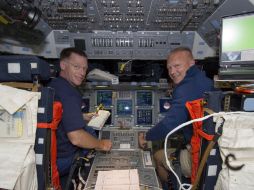 El comandante Chris Ferguson y el piloto Doug Hurley se representan en la cubierta de vuelo de la nave. REUTERS  /
