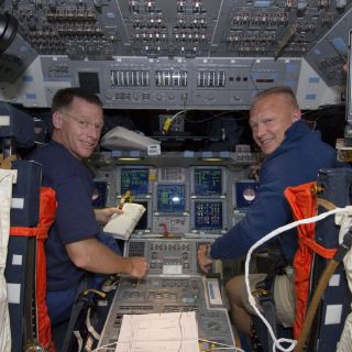 Astronautas del Atlantis ponen manos a la obra para entregar suministros