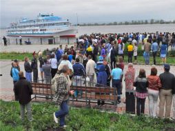 Familiares esperan en el puerto de río Kazan la llegada del barco 'Arabella' que transporta sobrevivientes del naufragio. EFE  /
