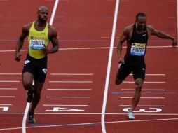 El jamaicano Asafa Powell (I) se confirmó este domingo como el atleta más veloz del año. AFP  /