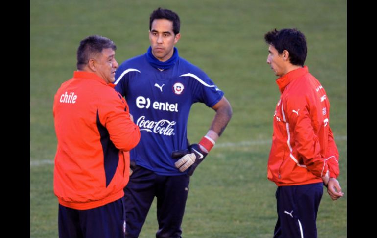El entrenador chileno hablando ayer con Claudio Bravo (Centro) y Pablo Contreras durante un entrenamiento. AFP  /