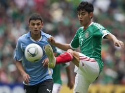 Jorge Espericueta utiliza su técnica para quitar el balón a Elbio Alvarez (I) de Uruguay durante el partido de ayer. MEXSPORT  /