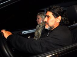 Hace un par de dias el argentino llevó a su madre al hospital en muy grave estado,aquí, junto a su esposa Verónica Ojeda. EFE  /