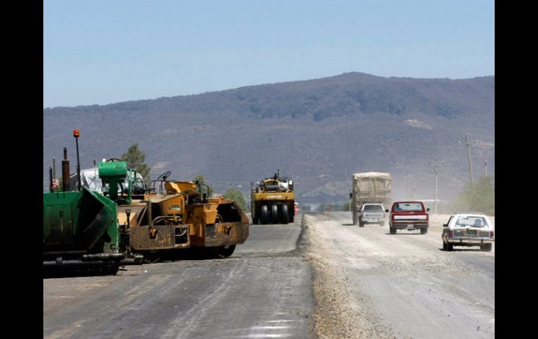 La obra contempla un tramo de 13 kilómetros, y se pretende quede concluida el 15 de diciembre. A. CAMACHO.  /