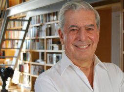 Mario Vargas Llosa, hoy Premio Nobel de Literatura, publicó en Seix Barral su primera novela. ESPECIAL  /