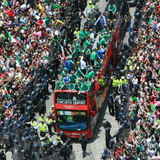 Aficionados se rinden a los pies del Tricolor campeón