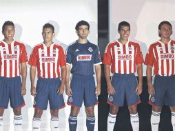 Los jugadores de Chivas modelaron las dos uniformes que tendrán para la próxima campaña. E. PACHECO  /