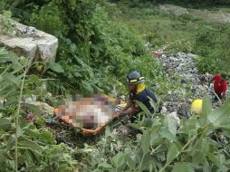 Brigadas de bomberos se trasladaron al lugar del incidente para rescatar a los cuatro hombres. EFE  /