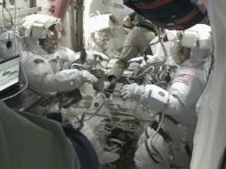 Muestra a los astronautas Mike Fossum (d) y su compañero Ron Garan (i) en la única jornada de trabajo extravehicular. EFE  /