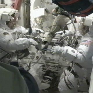 Astronautas del Atlantis inician labores extravehiculares