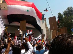 Seguidores del presidente sirio Bashar al Assad colocaron una bandera en la entrada de la embajada estadounidense de Damasco. EFE  /