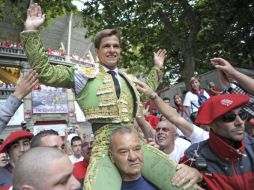 El diestro Julián López 'El Juli' sale a hombros de la plaza de toros de Pamplona. EFE  /