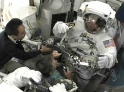 Antes de salir, los astronautas permanecieron una hora y media en la esclusa de aire Quest, que prepara su sistema sanguíneo. REUTERS  /