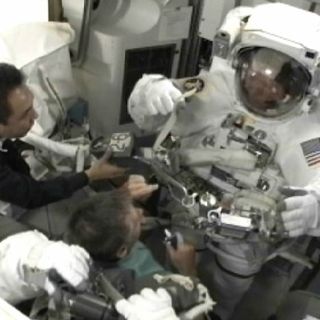 Los austronautas concluyen la única jornada fuera del laboratorio del Atlantis