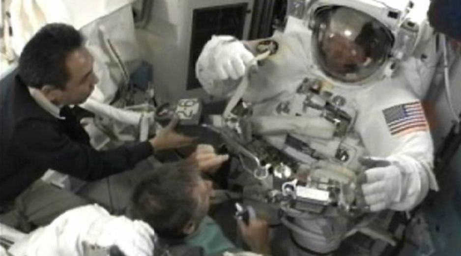 Antes de salir, los astronautas permanecieron una hora y media en la esclusa de aire Quest, que prepara su sistema sanguíneo. REUTERS  /