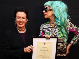 La alcaldesa de la ciudad, Clover Moore, le otorga a la cantante un certificado de declaración de su ciudadanía de honor de Sydney. AFP  /