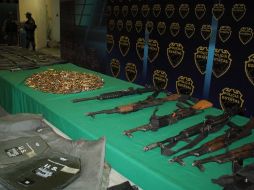 A los detenidos se les aseguró dos armas largas, 53 cartuchos, ocho pantalones camufleados, entre otros. ESPECIAL  /