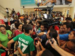 Giovani Casillas, a su llegada a la terminal aérea tapatía. A. CAMACHO  /