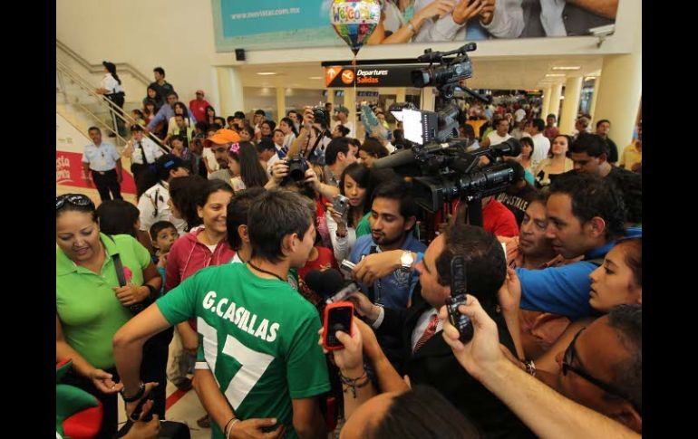 Giovani Casillas, a su llegada a la terminal aérea tapatía. A. CAMACHO  /