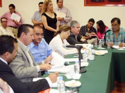 Mesas de trabajo de la Comisión de Vigilancia del Congreso, a la derecha, Salvador Cosío Gaona, ex diputado. ESPECIAL  /