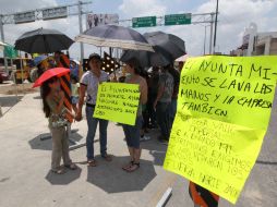 Los quejosos mostraron pancartas con sus demandas a las autoridades. A. CAMACHO  /