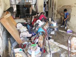 Familias afectadas continúan los trabajos de limpieza en la colonia La Hortaliza. A. CAMACHO  /