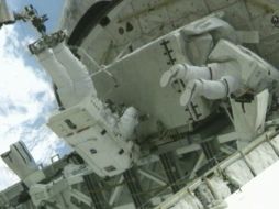 En la imagen, Mike Fossum y Ron Garan realizan labores de instalación en la Estación Espacial Internacional. EFE  /