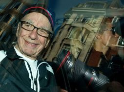 En la imagen, el empresario de la prensa, Rupert Murdoch, es fotografiado dentro de un vehículo en el Centro de Londres. AFP  /