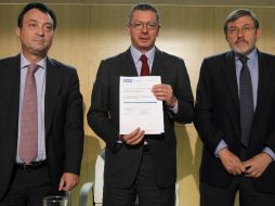 Alberto Ruiz Gallardón (ctr) durante la rueda de prensa para anunciar que la ciudad de Madrid será candidata a los Juegos en 2020. EFE  /