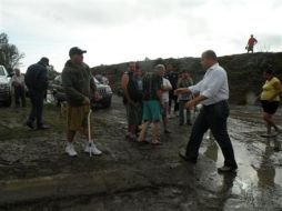 El primer edil Enrique Alfaro recorrió el fraccionamiento afectado por las lluvias. ESPECIAL  /