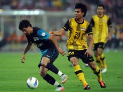 Carlos Vela (izq.) regreso a la alineación del Arsenal y anotó en la victoria de los Gunners. AFP  /