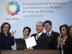 El Presidente, Felipe Calderón (c), muestra hoy, miércoles 13 de julio de 2011, la firma del decreto. EFE  /