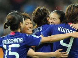 Las jugadoras japonesas celebran la victoria ante Suecia hoy 13 de Julio de 2011, durante la semifinal. EFE  /
