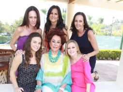 • La futura mamá con sus tías Ana Paula y Melín, con Lorena, su mamá; su prima Tania Zarkin y su abuelita Melín.  /