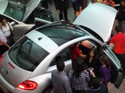 Decenas de asistentes se deleitaron con la nueva cara del Beetle.  /