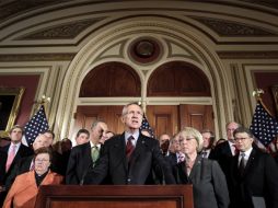 Ni la Casa Blanca ni legisladores republicanos han logrado acordar un balance entre aumentar impuestos y recortar los gastos. ARCHIVO  /
