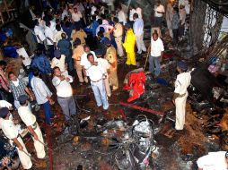 Sitio de una explosión en Bombay. Tres atentados en esta ciudad de la India dejaron unos 21 muertos y más de 100 lesionados. EFE  /