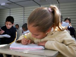 La OCDE señala que repetir tiene un alto costo por la necesidad de financiar un año suplementario a un alumno. ARCHIVO  /