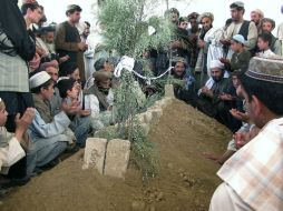 Ahmad Wali Karzai, asesinado el martes, fue sepultado en la localidad de Karz en medio de un fuerte dispositivo de seguridad. AFP  /