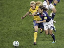 Homare Sawa lucha por el balón con la sueca Lisa Dahlkvist durante la semifinal del Mundial femenil. EFE  /