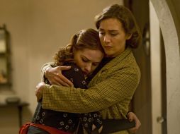 Rachel Wood, a la izquierda, y Kate Winslet se muestran en una escena de la miniserie de HBO. AP  /