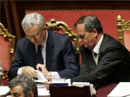 El ministro de Economía Giulio Tremonti, conversa con Roberto Calderoli, durante la aprobación del plan de ajuste económico. EFE  /