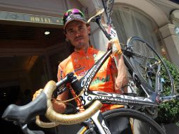 Samuel Sánchez ganador de la duodécima etapa es seguido por Franck Schelck, Ivan Basso.EFE  /