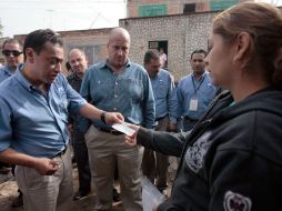 El presidente municipal, Enrique Alfaro, arribó al poblado para entregar apoyo económico a los afectados. ARCHIVO  /