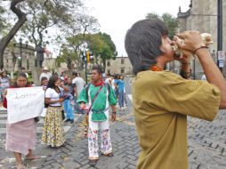 Los artesanos formaron una hilera para bloquear la Avenida Alcalde. S. NÚÑEZ  /